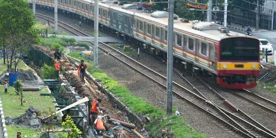 Cegah kecelakaan, pagar perlintasan kereta di Palmerah diperbaiki