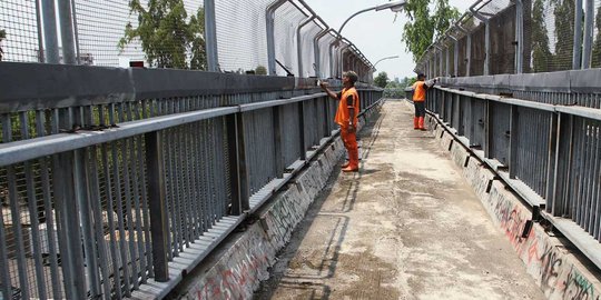 Asyik isap ganja di atas JPO, enam remaja diciduk polisi