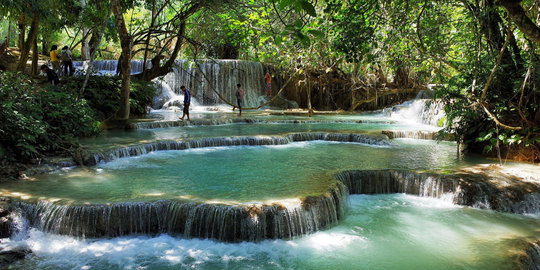 Menikmati hijaunya Kuang Si, air terjun terasering terindah di Laos