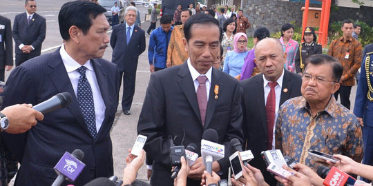 'Jokowi seperti berjalan di antara perampok & berenang bersama hiu'