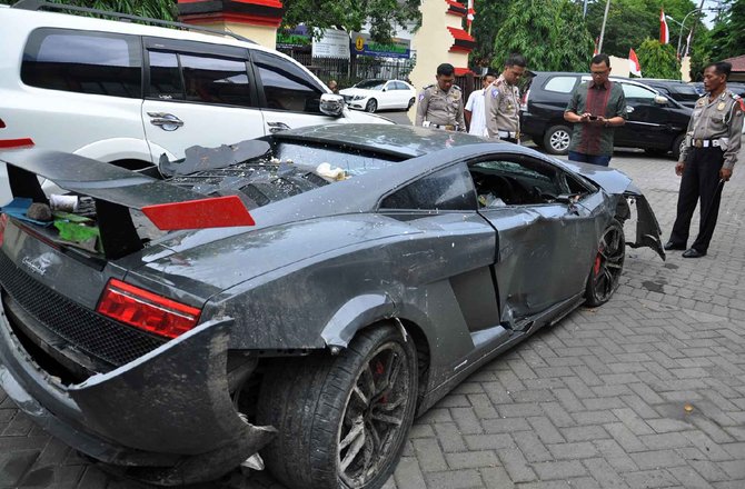 lamborghini tabrak pedagang stmj di surabaya