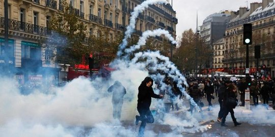 Demo diberangus, aktivis lingkungan kirim ribuan sepatu ke Paris