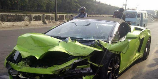 paris tabrak mobil box satu orang tewas rev4