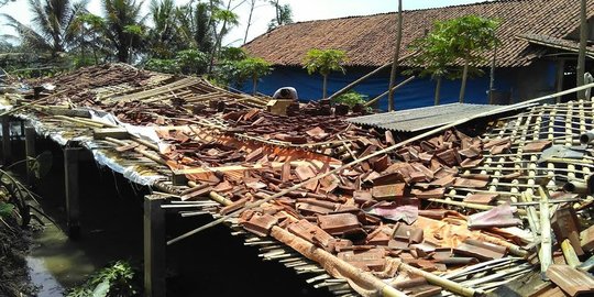 Angin kencang di Cilacap, satu warga tewas tertimpa pohon tumbang