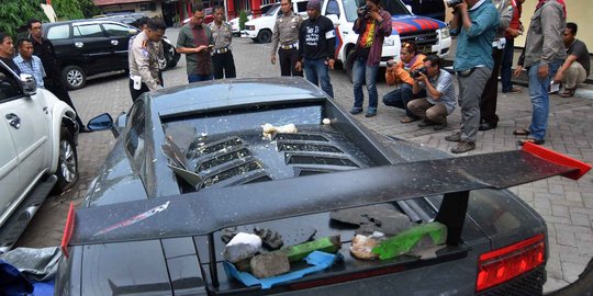 Cari fakta baru, polisi olah TKP Lamborghini maut di Surabaya