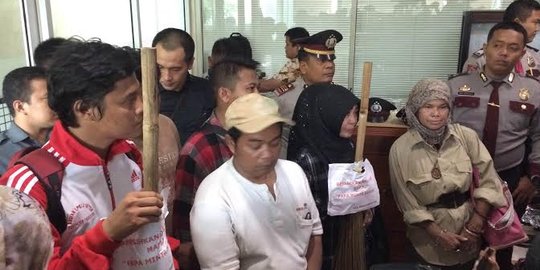 Bawa sapu ke MKD, puluhan orang desak sidang Setya digelar terbuka