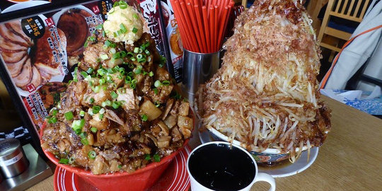 Restoran ini sajikan ramen dengan topping daging seberat 3 kilogram