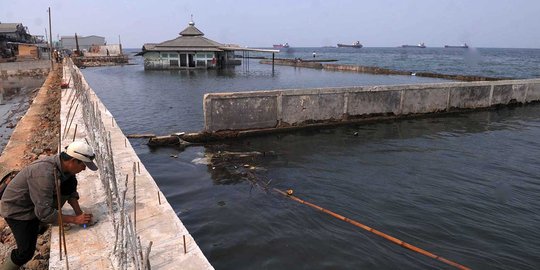 Memantau perkembangan proyek tanggul di Pantai Muara Baru