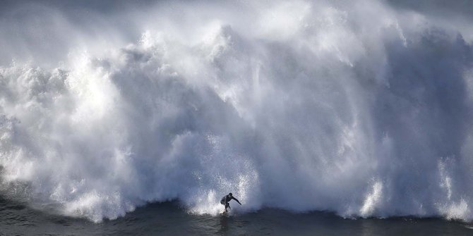 Aksi spektakuler peselancar taklukkan ombak ganas Praia do Norte