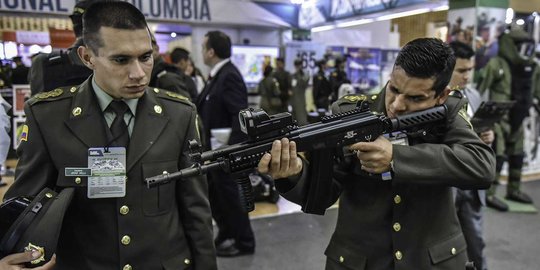 Menjajal aneka senjata di Expodefence Fair 2015 di Bogota