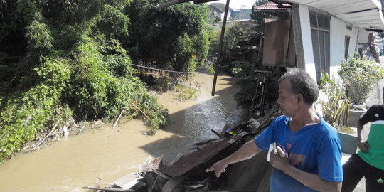 Tergerus luapan Sungai Deli, 2 rumah amblas