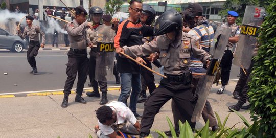 Aksi ricuh di Bundaran HI, mahasiswa Papua dan polisi terluka