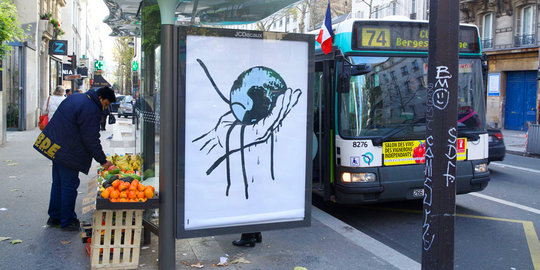 600 Iklan palsu berisi protes masalah lingkungan kepung Paris