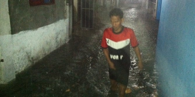 Hujan deras guyur Yogyakarta, kampung Klitren banjir selutut