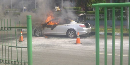 Diduga korsleting, Honda Accord terbakar depan Hotel Lumire Senen