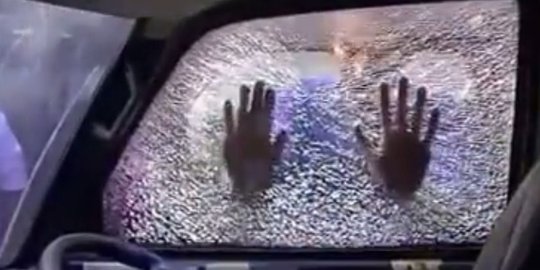 Pencuri ini pecahkan kaca mobil dengan pecahan busi