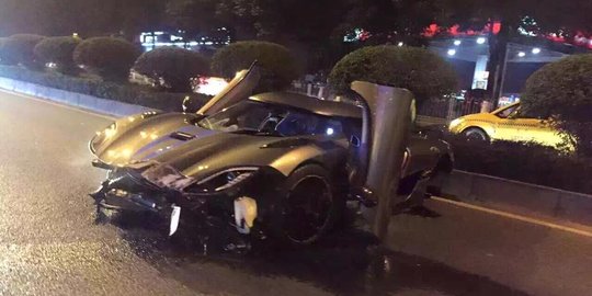 Diduga sopir mabuk, Koenigsegg Agera R hancur berantakan