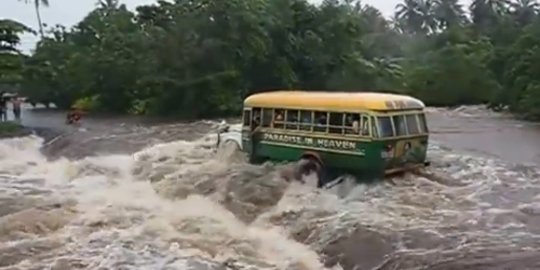 [Video] Nekat terjang banjir, bus ini 'terlena' derasnya arus