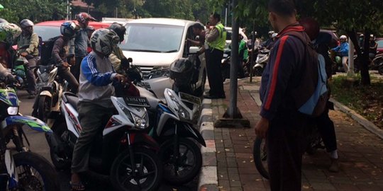 Ribut dengan istri & mobil diserempet, sopir Freed tonjok pemotor