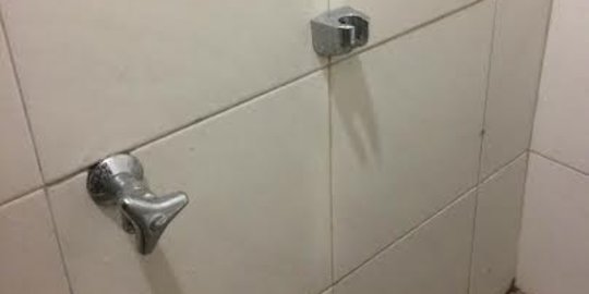 Belum sebulan digunakan, selang kloset WC Tipikor digondol maling