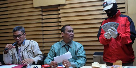 KPK tunjukkan barang bukti hasil OTT anggota DPRD Banten