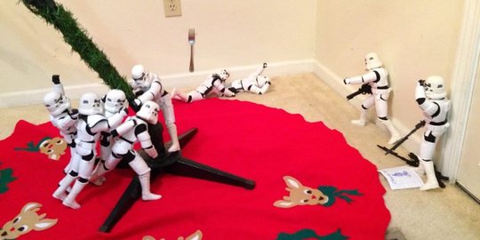 Puluhan stormtrooper bantu pria ini hias pohon natal