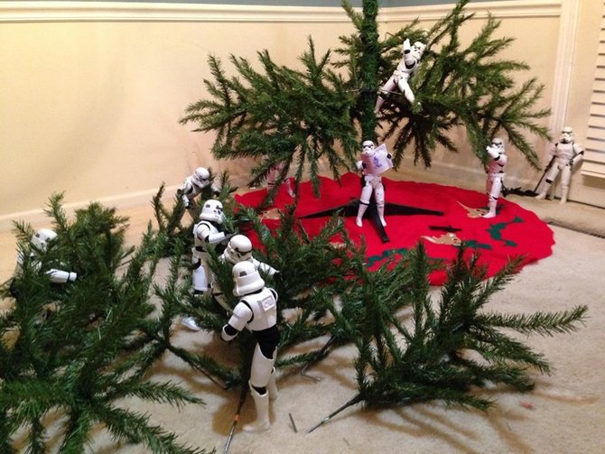 stormtrooper bantu hias pohon natal