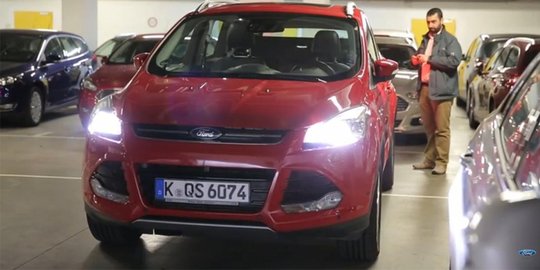 Sekali sentuh, mobil Ford bisa parkir 'maju mundur cantik' otomatis