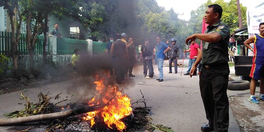 Rumah mau digusur Kodam, keluarga veteran blokir jalan & bakar ban