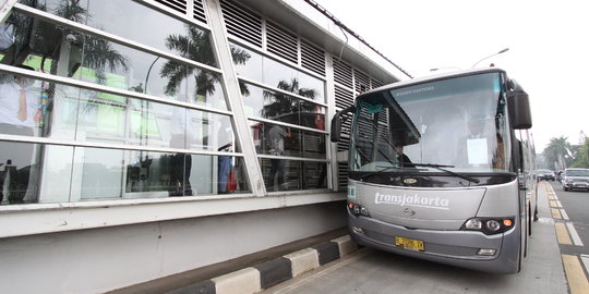 Colek kemaluan rekan, sopir bus Transjakarta dipecat