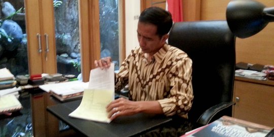 Jokowi minta pembangkit listrik & kilang minyak harus selesai 2019