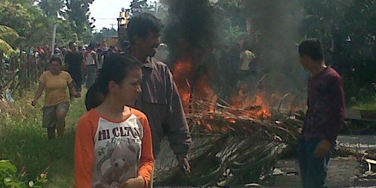 Eksekusi lahan di Pekanbaru, warga bakar ban dan menangis histeris