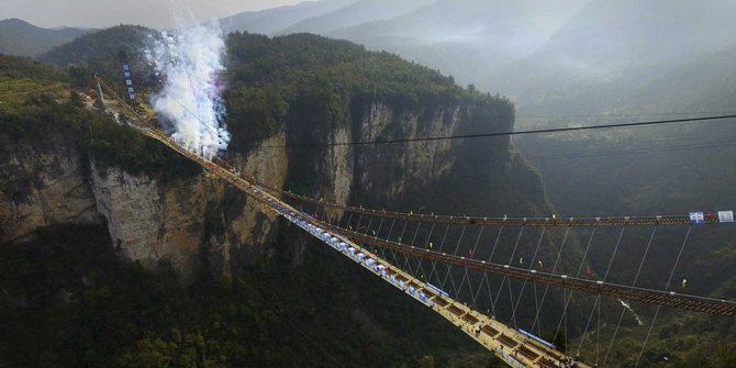 Intip pembangunan jembatan kaca terpanjang dan tertinggi di dunia