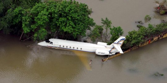 Parahnya banjir di India sampai rendam dan seret pesawat