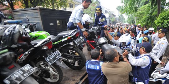 Tertibkan parkir liar di Thamrin City, petugas angkut ratusan motor