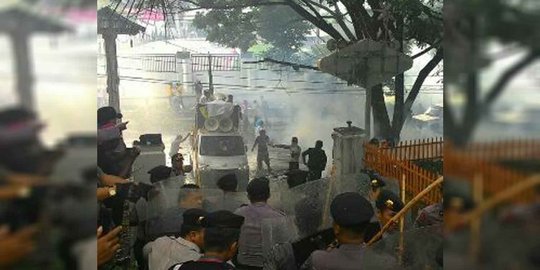 Demo pendukung Imba-Bobby ricuh, 1 polisi terluka kena lemparan batu