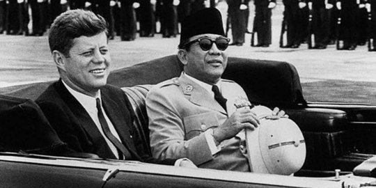 Kisah Presiden AS beri helikopter gratis karena kagum pada Soekarno
