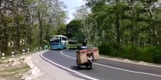 [Video] Bus nyetir ngawur di tikungan, nyaris 'sikat' motor