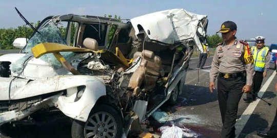 Minibus tabrak truk di Tol Cipali, 6 tewas & 5 luka