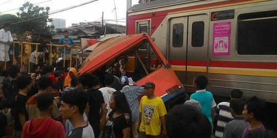 Metromini tabrakan dengan KRL di Muara Angke, lalu lintas macet