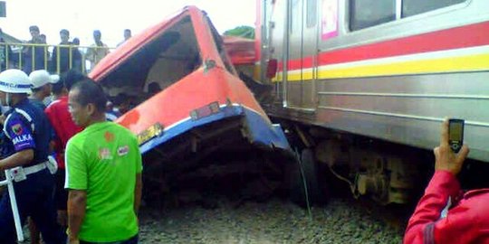 Terobos perlintasan kereta, sopir metromini tewas