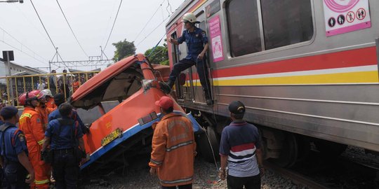 Ini metromini nahas tertabrak KRL di Muara Angke