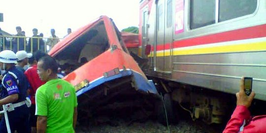 Bangkai Metromini di Muara Angke dievakuasi, lalin kembali normal