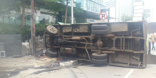 Kopaja terbalik di Jalan Sudirman dievakuasi, lalin padat