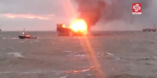 Dahsyatnya kebakaran kilang minyak di Laut Kaspia, 32 tewas