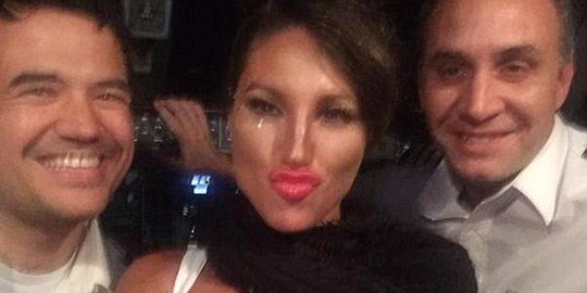 bolehkan model cantik kemudikan pesawat rev3