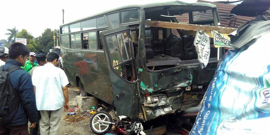 Bus TNI seruduk warung dan pengendara motor di Puncak, 3 tewas
