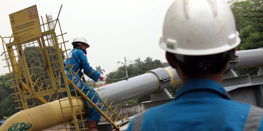 Di tengah hujan lebat, warga Cimanggis cium bau gas menyengat