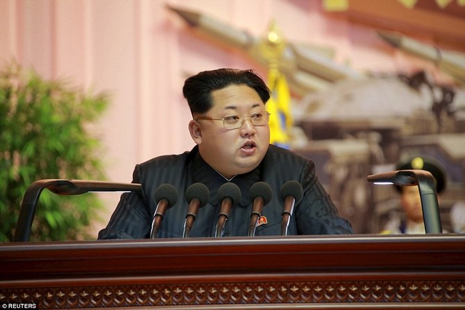 kim jong un saat berpidato di depan tentara rakyat korut di pyongyang