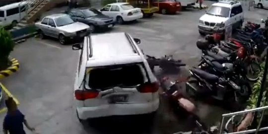 [Video] Tak bisa parkir, orang ini remukkan 3 motor dan 3 mobil